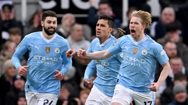 Man City ngược dòng ngoạn mục trước Newcastle