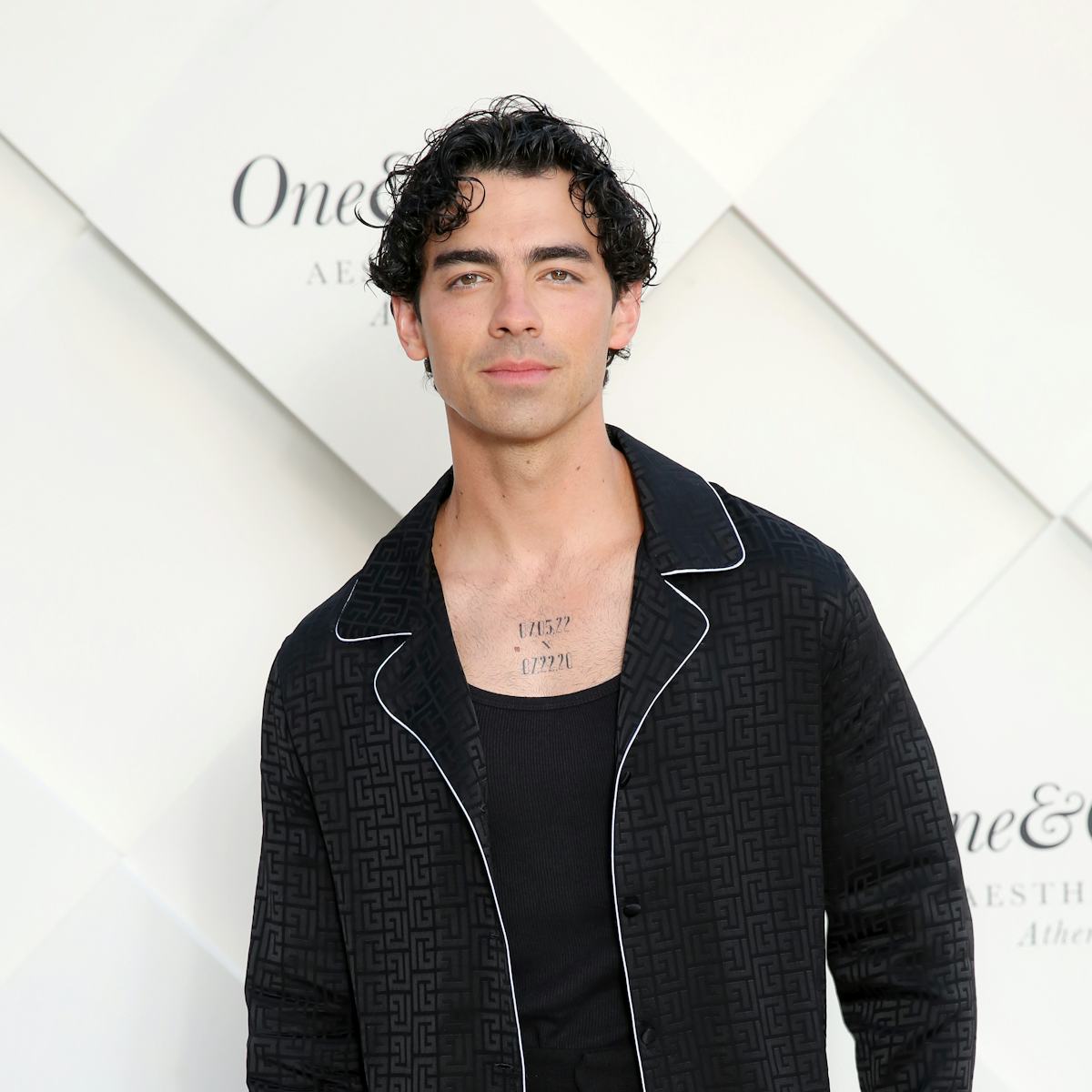 Joe Jonas phản ứng với 4.9 WikiFeet Rating