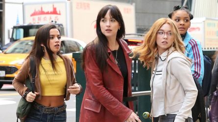 Dakota Johnson hóa nữ siêu anh hùng với gu thời trang "cực chiến" trong "Madame Web"