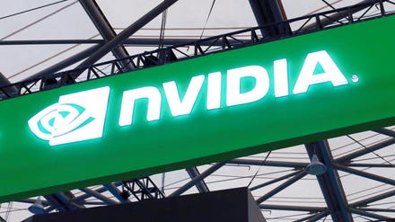 Thu nhập của Nvidia: Cổ phiếu tăng vọt khi gã khổng lồ AI một lần nữa phá vỡ kỳ vọng hàng quý