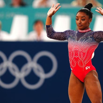 Simone Biles đã giành huy chương cuối cùng ở Paris sau khi rơi xuống đối thủ Rebeca Andrade