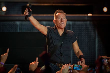 Bruce Springsteen hoãn chuyến lưu diễn đến năm 2024 sau cơn bệnh