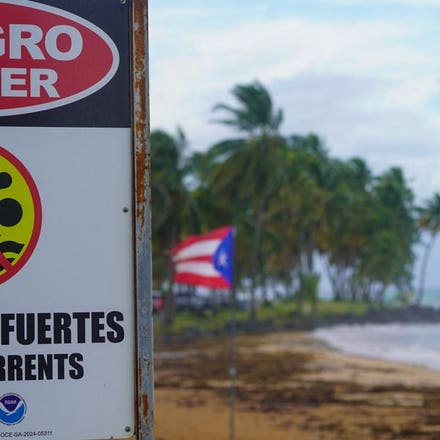 Ernesto trở thành cơn bão Bắc Puerto Rico Thu lại các dòng hiện thời