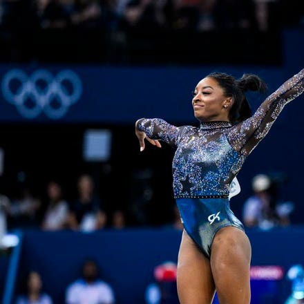 Sự ủng hộ của Simone Biles tiếp tục trong mọi dịp lễ