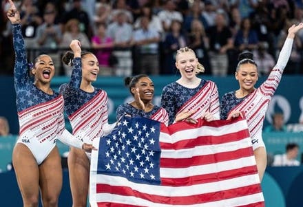 Anh Simone Biles Blasts trước đây là một người bạn chung thủy, vì đã phê bình huy chương vàng của đội thi đấu giải thích