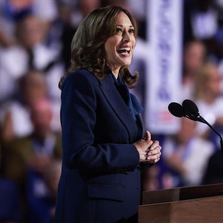 Kamala Harris Blars Thumps Over Jan. Trong DNC Phát âm