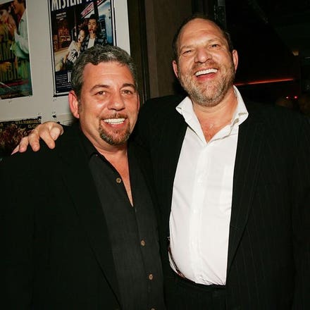 Harvey Weinstein và chủ sở hữu Knicks James Dolan bị buộc tội tấn công tình dục Nhà trị liệu mát-xa