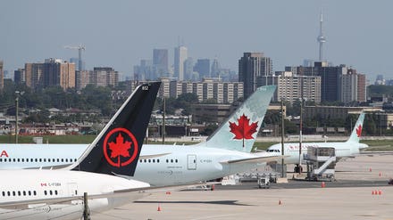 Brink được cho là đã kiện Air Canada vì sơ suất trong vụ trộm vàng trị giá 17 triệu đô la