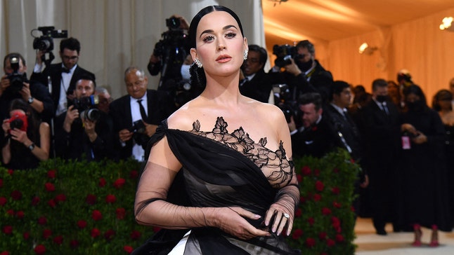 Katy Perry thừa nhận những bức ảnh giả của Met Gala thậm chí còn lừa mẹ