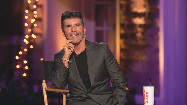 Thẩm phán Simon Cowell của Mỹ đã cho thấy lịch sử bằng những chiêu thức kinh hoàng