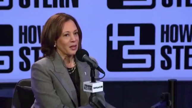 Cuộc phỏng vấn của Kamala Harris với Howard Stern tệ như bạn có thể tưởng tượng