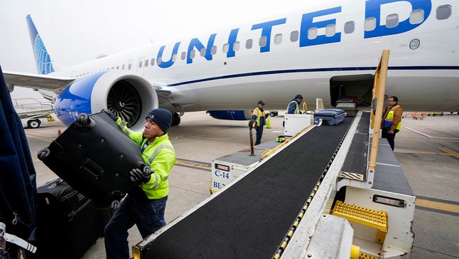 United Airlines tăng phí hành lý ký gửi, theo sau American Airlines, Jet Blue