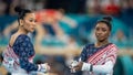 Suni Lee gia nhập Simone Biles trong chụp ảnh tại cựu đội vận động viên thể dục Hoa Kỳ trên chỉ trích