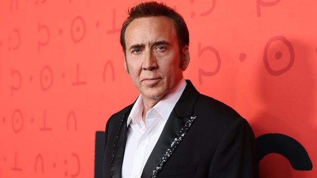 Nicolas Cage đóng vai John Madden trong phim sinh vật học lớn