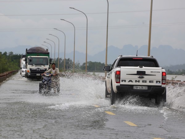 Hà Nội còn 29 vị trí ngập nặng, phương tiện không thể di chuyển qua