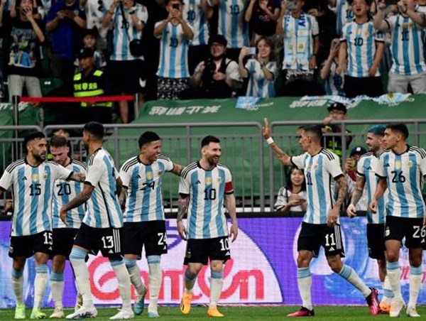 Messi lập siêu phẩm trong trận giao hữu của Argentina