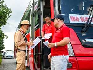 Cảnh sát giao thông tăng cường xử lý nghiêm hành vi vi phạm trên cao tốc