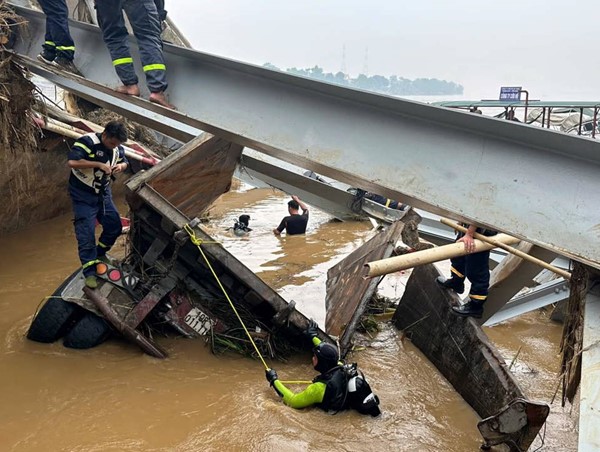 Bộ Xây dựng đề nghị giám định, làm rõ trách nhiệm vụ sập cầu Phong Châu