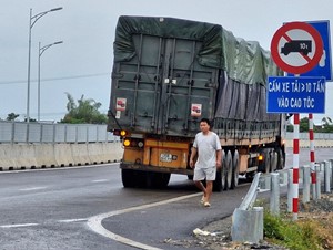 Cao tốc Diễn Châu- Bãi Vọt: xe tải trọng nặng “vượt” biển cấm lưu thông