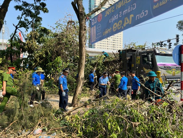 Thanh tra GTVT quận Hà Đông tham gia tổng vệ sinh đường phố