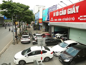 Hà Nội: Hàng loạt showroom chiếm dụng vỉa hè bày bán ô tô