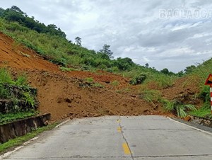 Sạt lở gây tắc nghẽn trên Quốc lộ 279