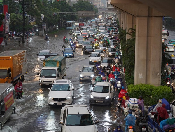 Sáng đầu tuần, giao thông Hà Nội tê liệt do ngập úng