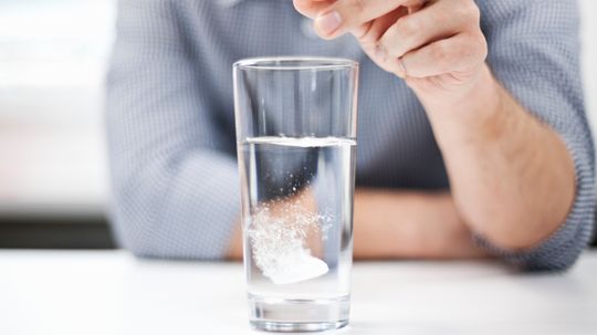 Tại sao Alka Seltzer xì hơi?