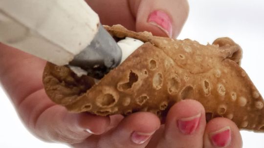 Bạn nên dùng mascarpone hay ricotta cho món cannoli?