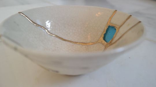 Kintsugi: Chiếc bát vỡ có thể dạy chúng ta điều gì