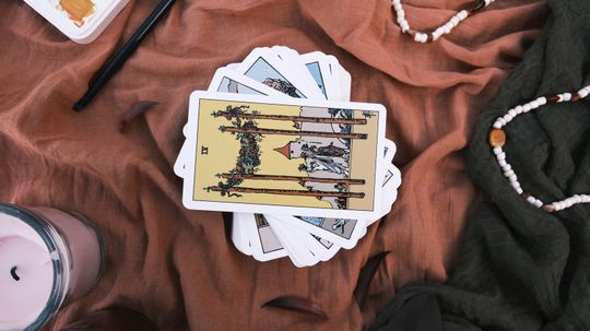 Lá bài Tarot Eight of Wands: Giải phóng tên lửa khao khát của bạn