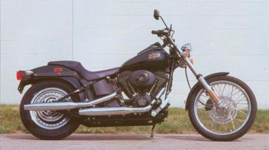 Chuyến tàu đêm Harley-Davidson FXSTB 2002