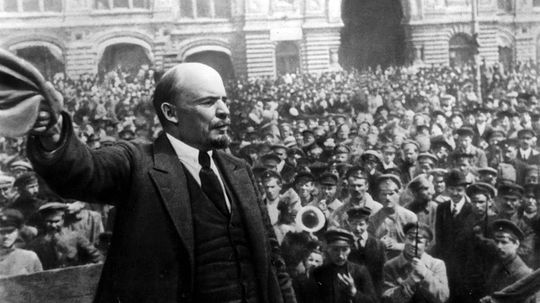 Làm thế nào Vladimir Lenin đưa nước Nga từ chế độ cai trị của Romanov trở thành Cộng sản Liên Xô