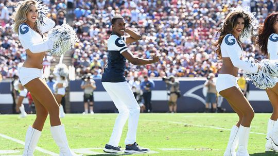 Đội cổ vũ nam lần đầu tiên biểu diễn ở Super Bowl