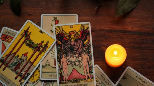 Four of Swords: Tìm kiếm sự bình yên và nghỉ ngơi trong Tarot