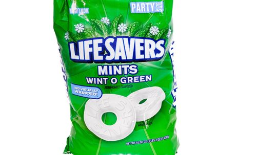 Tại sao Wint-O-Green Life Savers lại phát sáng trong bóng tối?