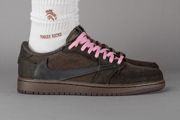 Trên-Foot nhìn vào Travis Scott x Air Jordan 1 Low OG "Dark Mocha"