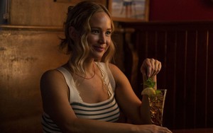 Cười chảy nước mắt với chất liệu hài hước và duyên dáng của Jennifer Lawrence trong Vú Em Dạy "Yêu"