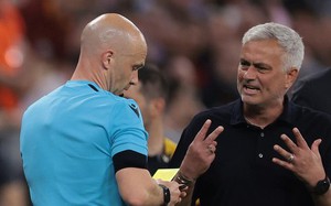 Lăng mạ trọng tài, HLV Mourinho trả giá cực đắt