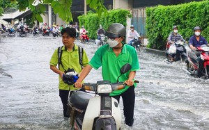 Triều cường dâng cao, người dân TPHCM chật vật lội nước về nhà ngày Rằm tháng 8