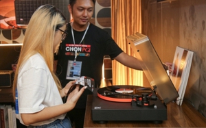 Cận cảnh mâm than JBL Spinner BT và loa JBL Authentics tại AVShow 2023