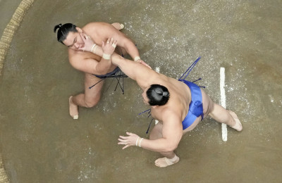 Sumo: Otosato dùng súng Hoshoryu đến Bàn 2 của Hoàng đế