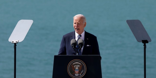 Biden đang lên tiếng ở Pháp. '