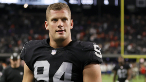 Carl Nassib đã làm nên lịch sử NFL kỳ lạ. Bây giờ anh ấy đang rời xa cuộc chơi