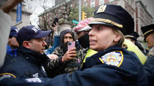 NYPD đã phá vỡ cuộc biểu tình chuyên nghiệp ở Đại học Columbia