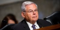 Có phải Thượng nghị sĩ Bob Menendez và vợ đã lấy vàng thỏi từ giám đốc ngân hàng tham nhũng một cách không đúng đắn?