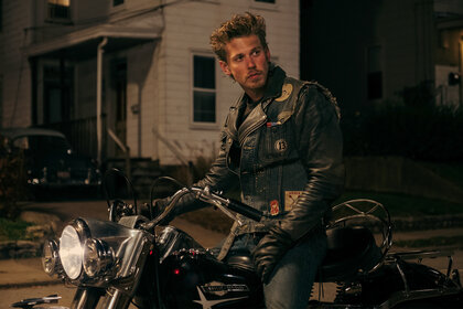 Austin Butler thật sự đã phá hỏng một chiếc một chiếc xe ô tô trong bộ phim Bikeriders - điều gì đã xảy ra?