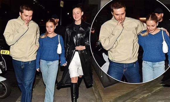 Brooklyn Beckham âu yếm em gái Harper sau khi thưởng thức bữa tối cùng vợ Nicola Peltz