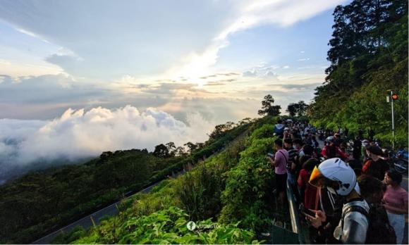 Hà Nội đang có 1 dãy núi ngập giữa biển mây, bình minh 'mát lạnh như Đà Lạt', khách ken kín đường đổ về check-in