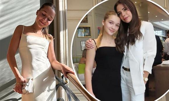 Victoria Beckham tự tay thiết kế riêng chiếc váy cho con gái Harper, nhìn mức giá ai cũng sốc